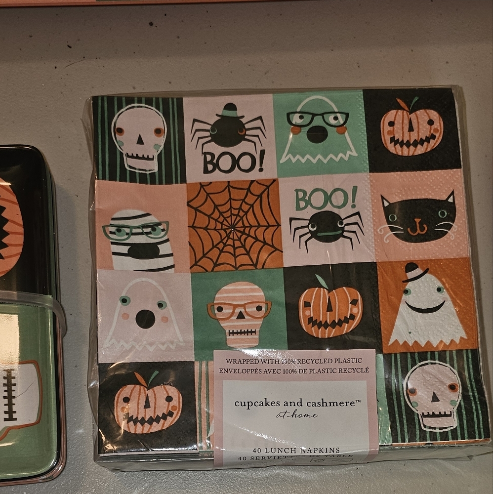 Cupcakes and cashmere complete Halloween serving set - Picture 2 of 12
